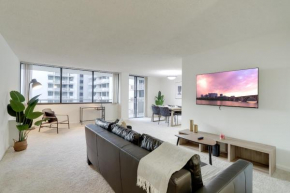 Convenient Airport Proximity: Apt in Crystal City